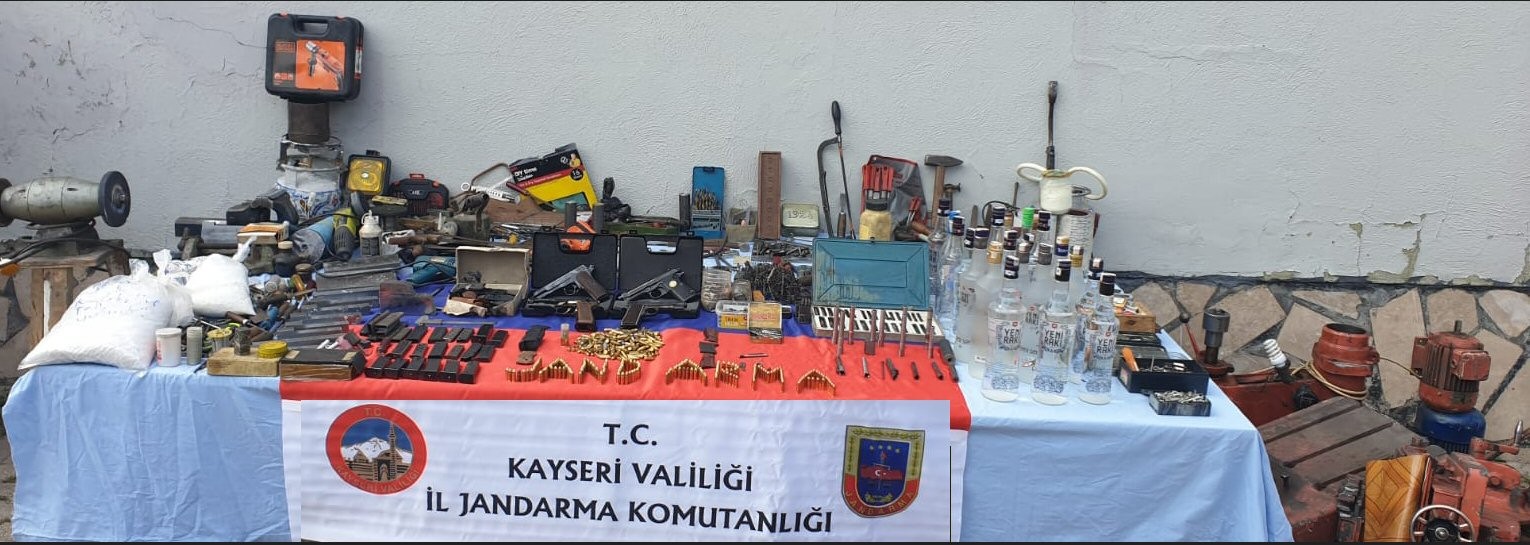 Sarız’da tabanca ve tabanca imalatında kullanılan malzeme yakalandı