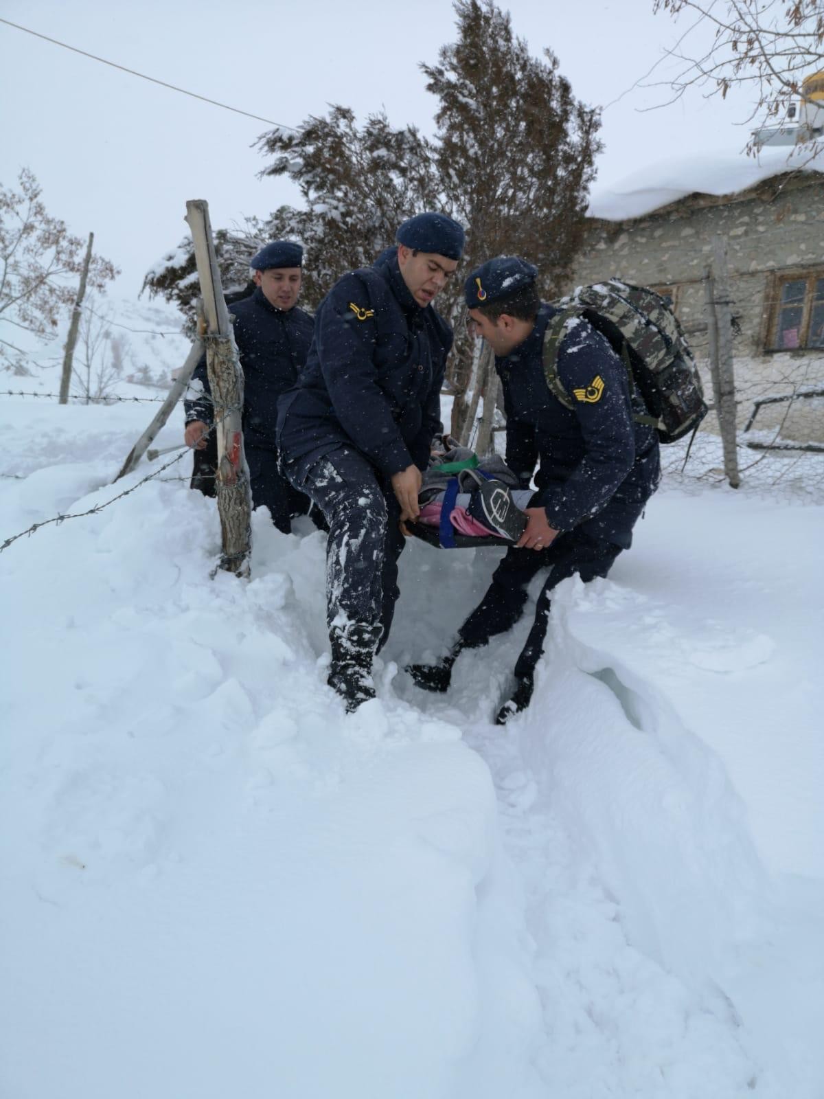 Jandarma ekipleri rahatsızlanan vatandaşı 2 kilometre sedye ile taşıdı