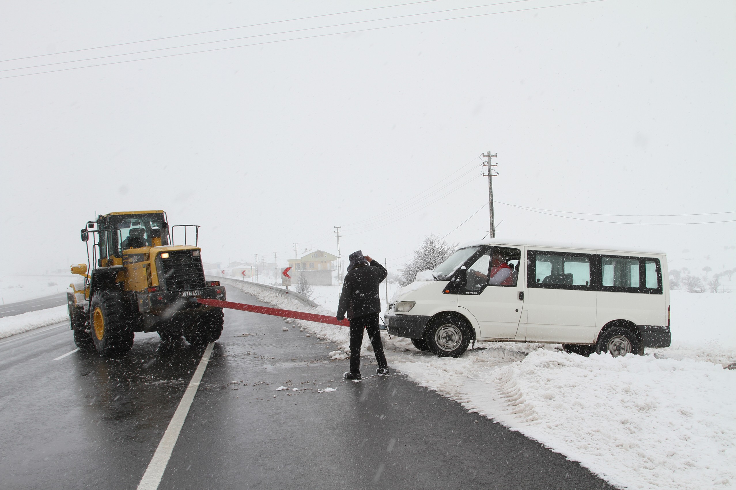 Talas’ta karla mücadele aralıksız sürüyor