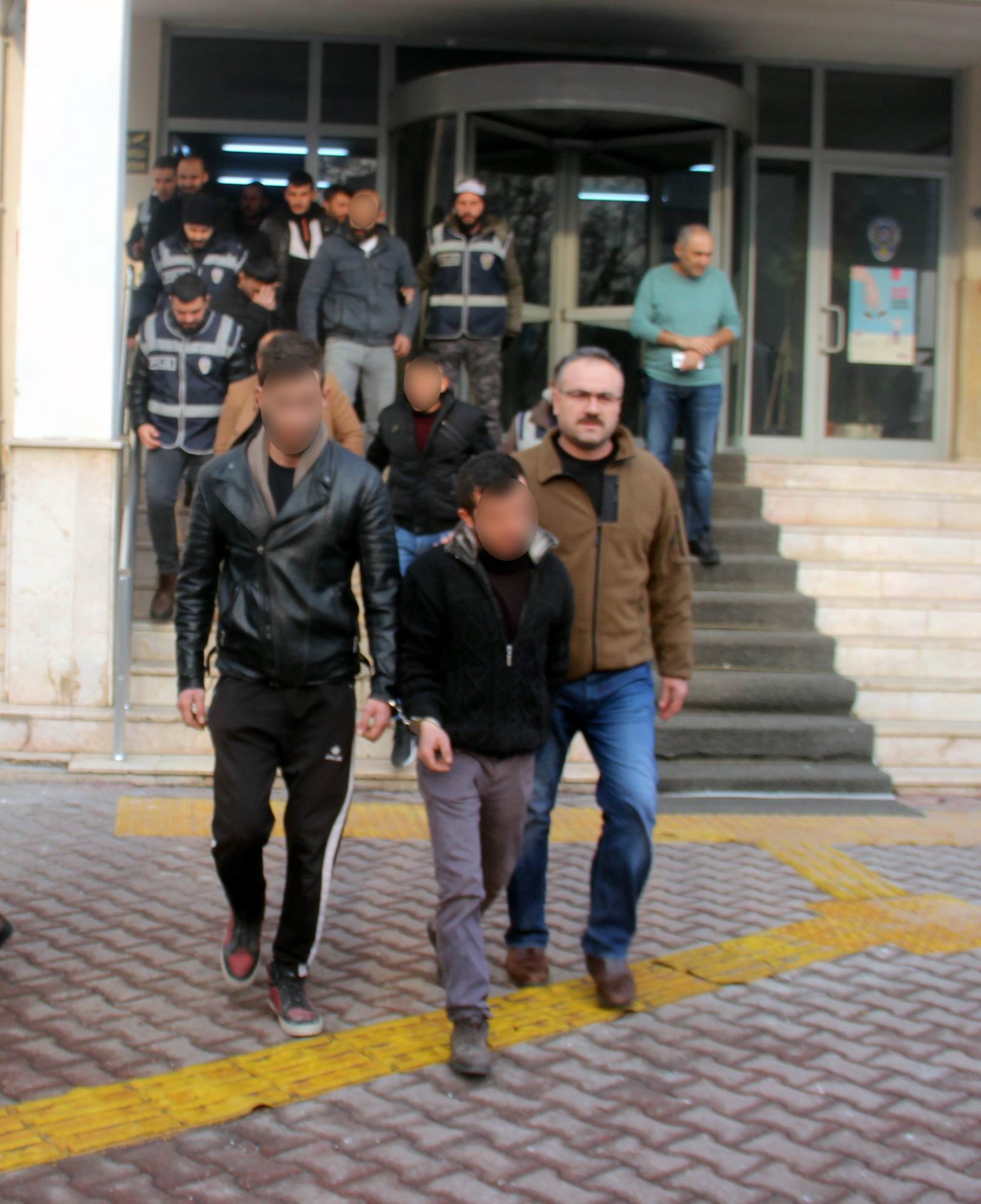 Kayseri’de aranan şahıslara 120 polis ile şafak operasyonu: 32 gözaltı