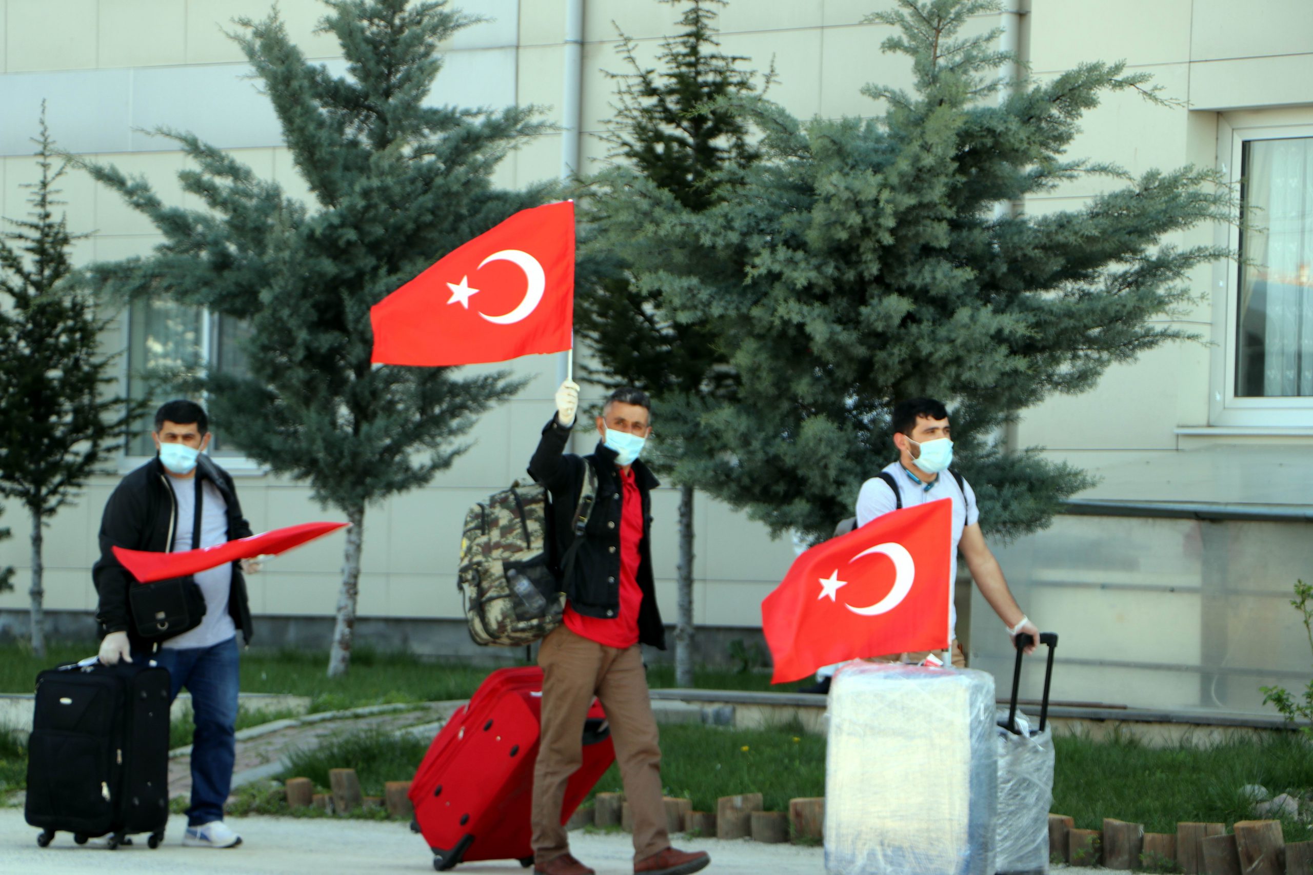 Yurt dışından yurda getirilen 248 kişi, ‘Ölürüm Türkiye’m şarkısı ile karşılandı