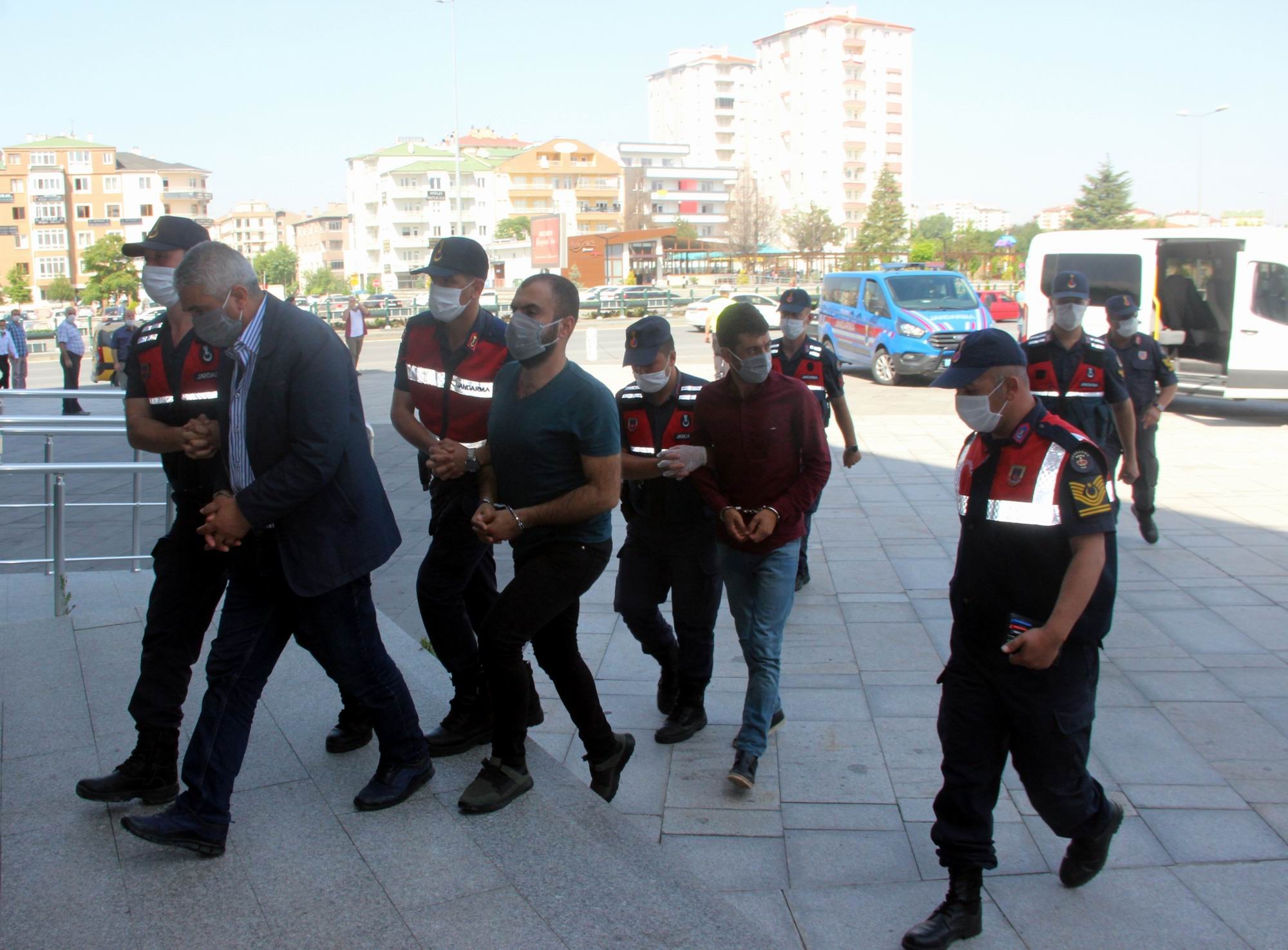 Kayseri merkezli 14 ilde insan kaçakçılarına operasyon: 25 gözaltı
