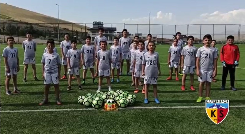 Minik futbolculardan Kayserispor’a destek