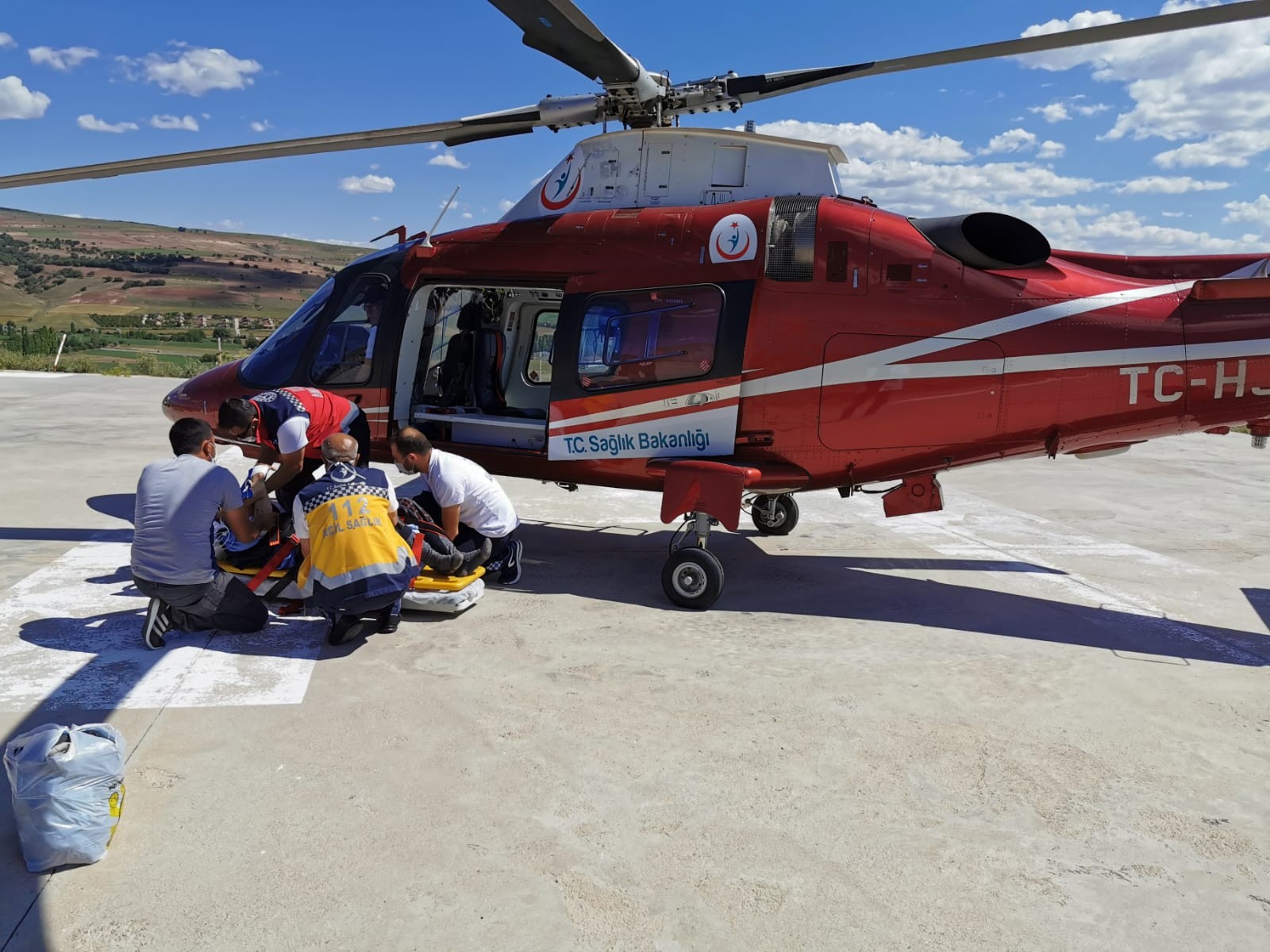 Kalça kemiği kırılan vatandaşın imdadına hava ambulansı yetişti