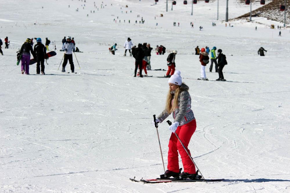 Erciyes Kayak Merkezi tatilcilerin ilgi odağı oldu