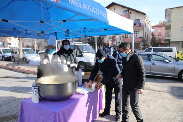 Başkan Palancıoğlu’ndan pazar esnafına sıcak çorba ikramı