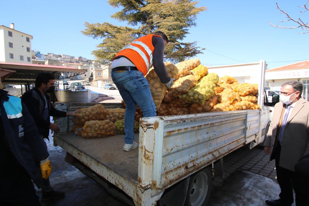 Hacılar’da 50 ton patates dağıtıldı