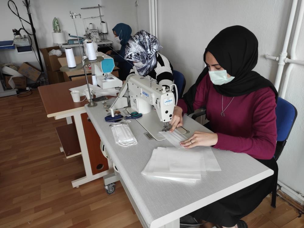 Tomarza’da 20 kadın günlük bin maske üretiyor