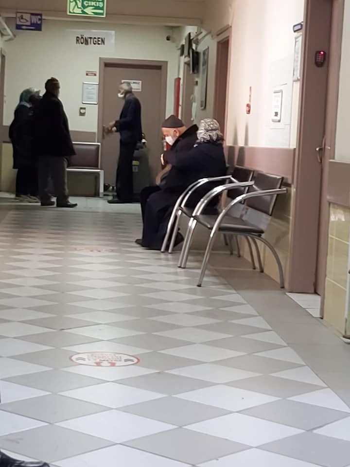 İl Sağlık Müdürünün babası ve annesi hastanede sıra beklediler