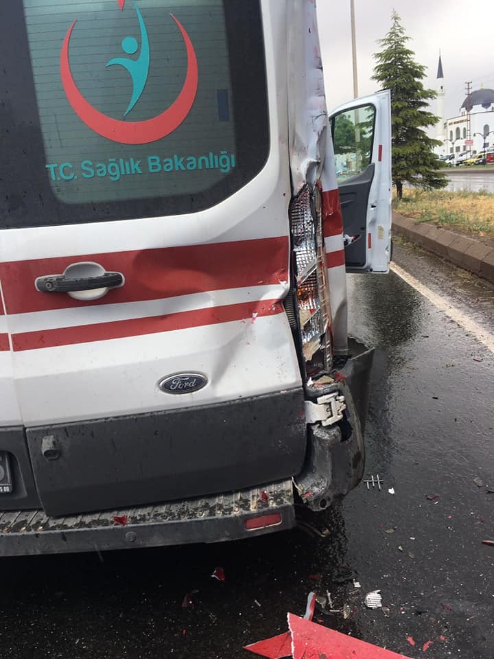 Yeşilyurt’ta ambulans kazası
