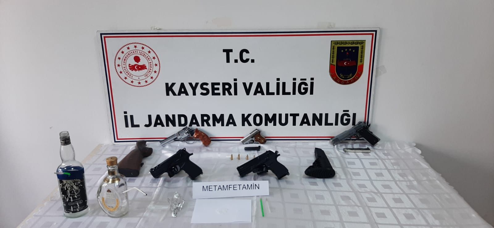 SATIŞA SUNULMAK ÜZERE ÇOK SAYIDA RUHSATSIZ TABANCA ELE GEÇİRİLDİ