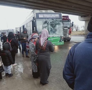 KAMYON İLE OTOBÜS ÇARPIŞTI: 2 YARALI