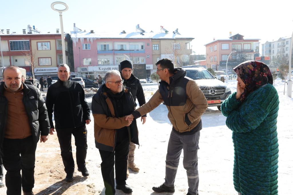 DEPREM BÖLGESİNE 2 KEPÇE 4 KAMYON DAHA GÖNDERİLİYOR