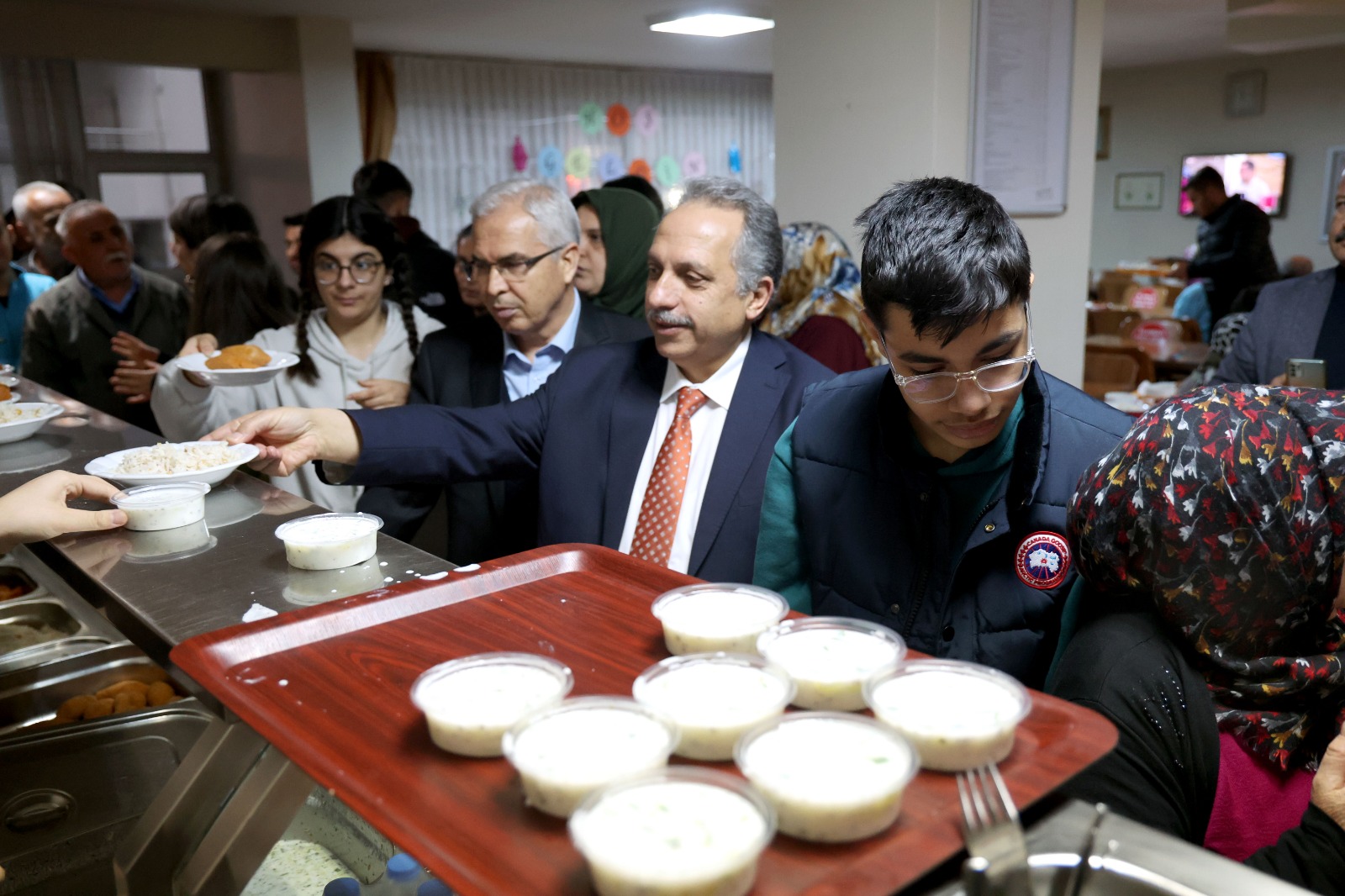 BAŞKAN YALÇIN VE KAYMAKAM DÖNMEZ DEPREMZEDELERLE İFTAR SOFRASINDA